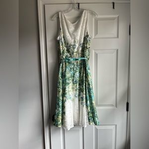 Gorgeous sleeveless party/summer dress. Size 14.
